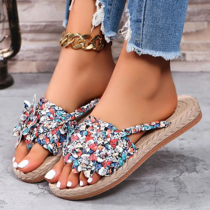 Bunte Damen Flip-Flops ⎜ Komfortable Sommerschuhe mit Blumenapplikationen und Geflochtenem Design