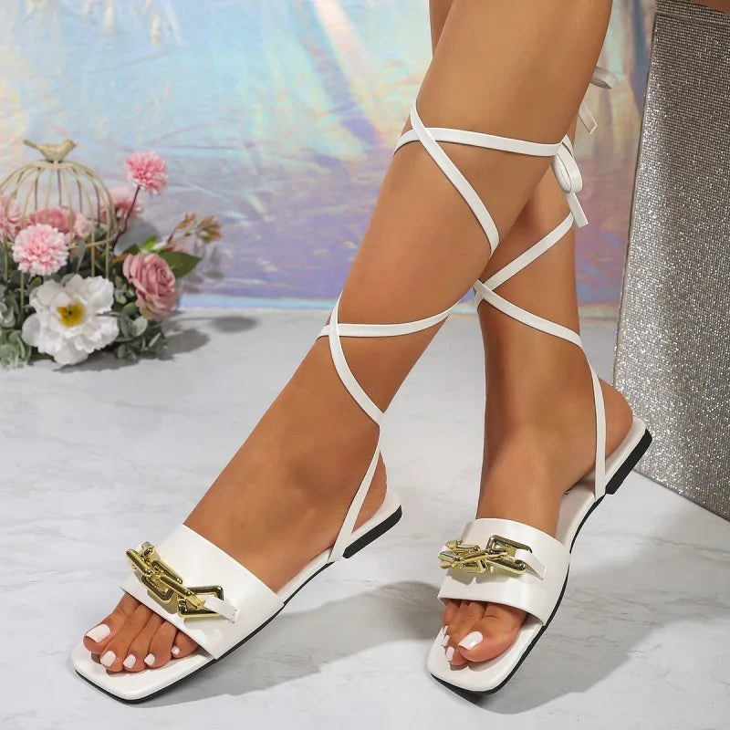 Römersandalen für Damen ⎜ Flache Sommerschuhe mit Schnürung und goldener Kettendeko in moderner Optik