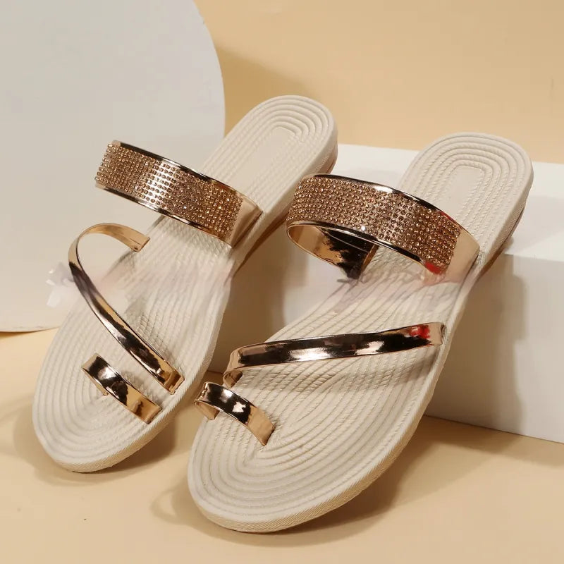 Damen Flache Zehensandalen ⎜ Elegante Sommerschuhe mit Strassherz und Glitzerriemen für Strand & Freizeit
