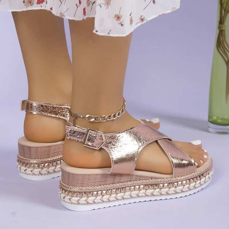Plateausandalen für Damen ⎜ Glänzende Sommerschuhe mit Kreuzriemen und geflochtener Bastsohle in Komfortweite