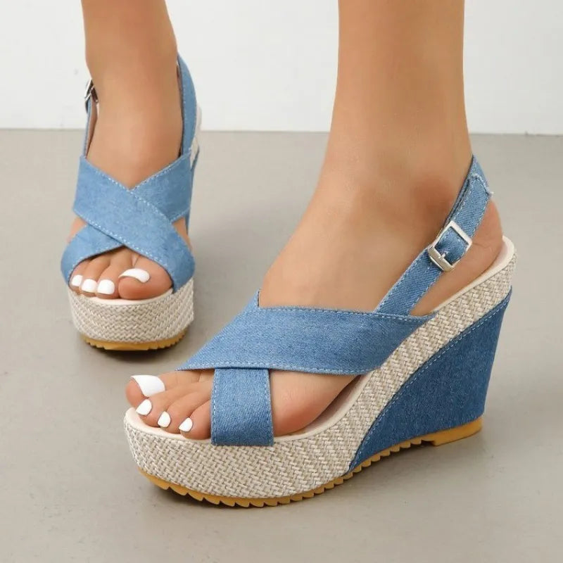 Damen Plateau Keilsandalen mit Riemen ⎜ Bequeme Sommerschuhe in Jeansoptik für Alltag und Freizeit