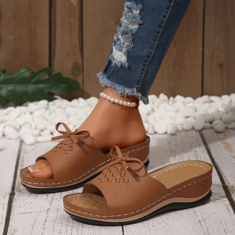 Pantoletten für Damen ⎜ Bequeme Sommerschuhe mit Schleife, rutschfester Sohle und gepolstertem Fußbett