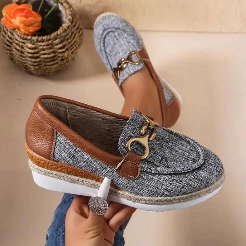 Wedge-Loafer für Damen ⎜ Bequeme Slip-On Schuhe mit Pferdekettenapplikation für Komfort und Stil