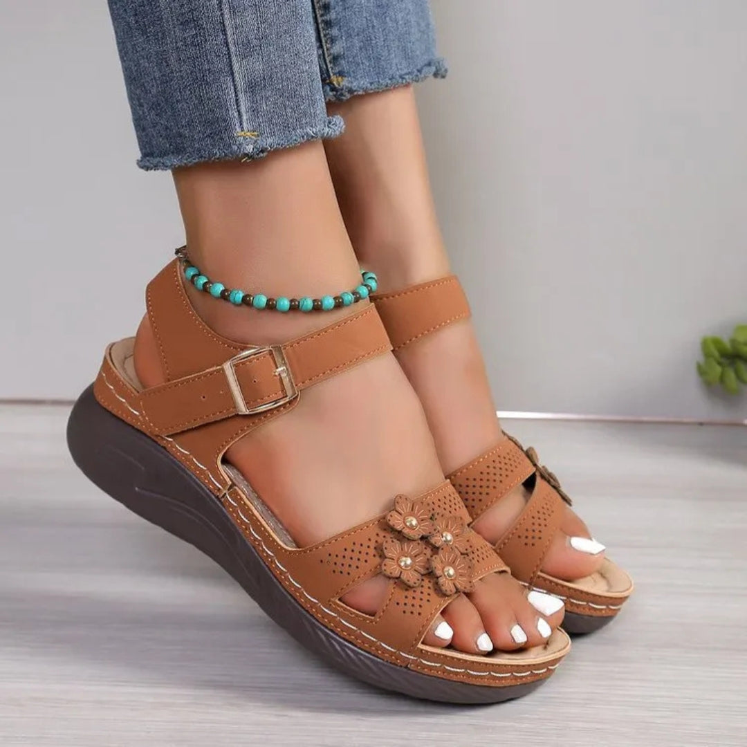 Keilsandalen für Damen ⎜ Bequeme Sommerschuhe mit Blumenapplikation und Rutschfester Sohle für Alltag