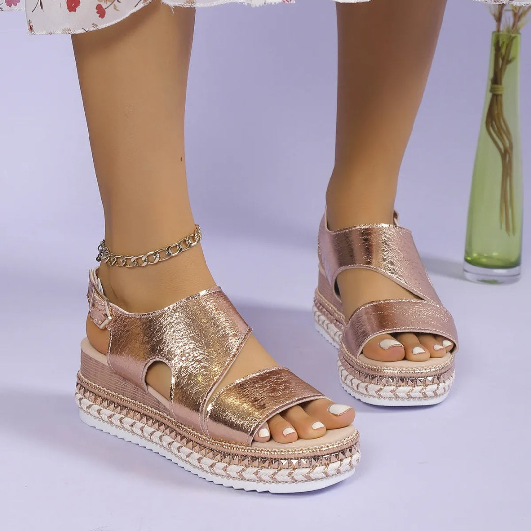 Keilsandalen für Damen ⎜ Bequeme Sommerschuhe mit Elastikband und Rutschfester Sohle In Metallic-Optik