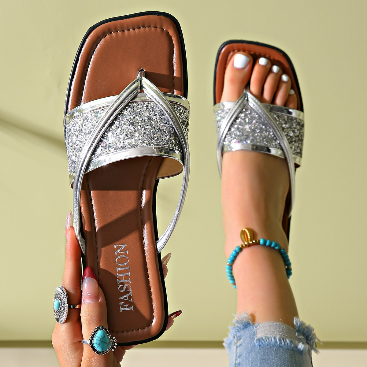 Damen Sandalen mit Glitzer-Details ⎜ Modische Flip-Flops mit Kreuzriemen und komfortablem Blockabsatz