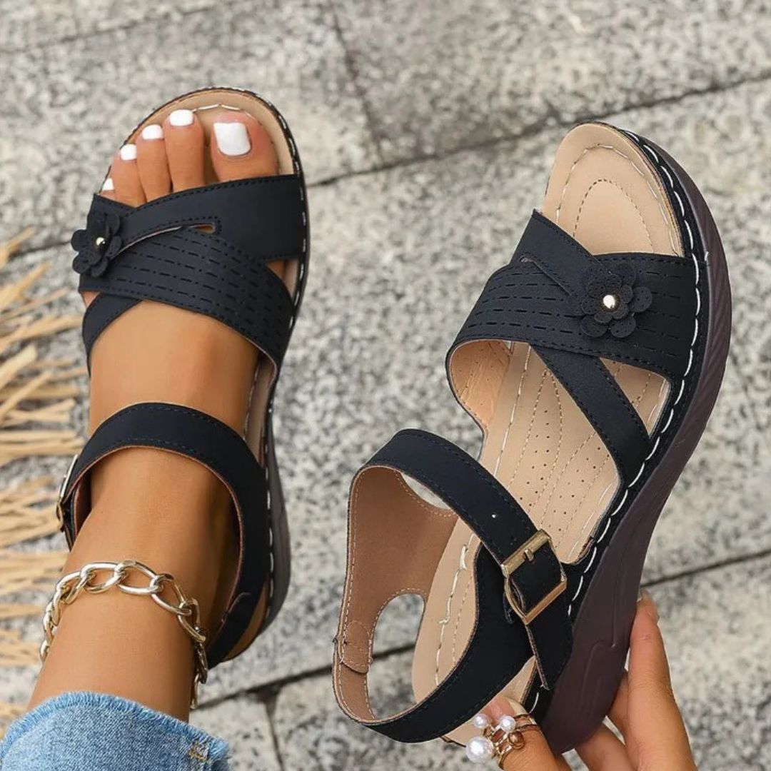 Damen Plateau Sandalen mit Blumen ⎜ Bequeme Schuhe mit verstellbarem Riemen und modischem Design