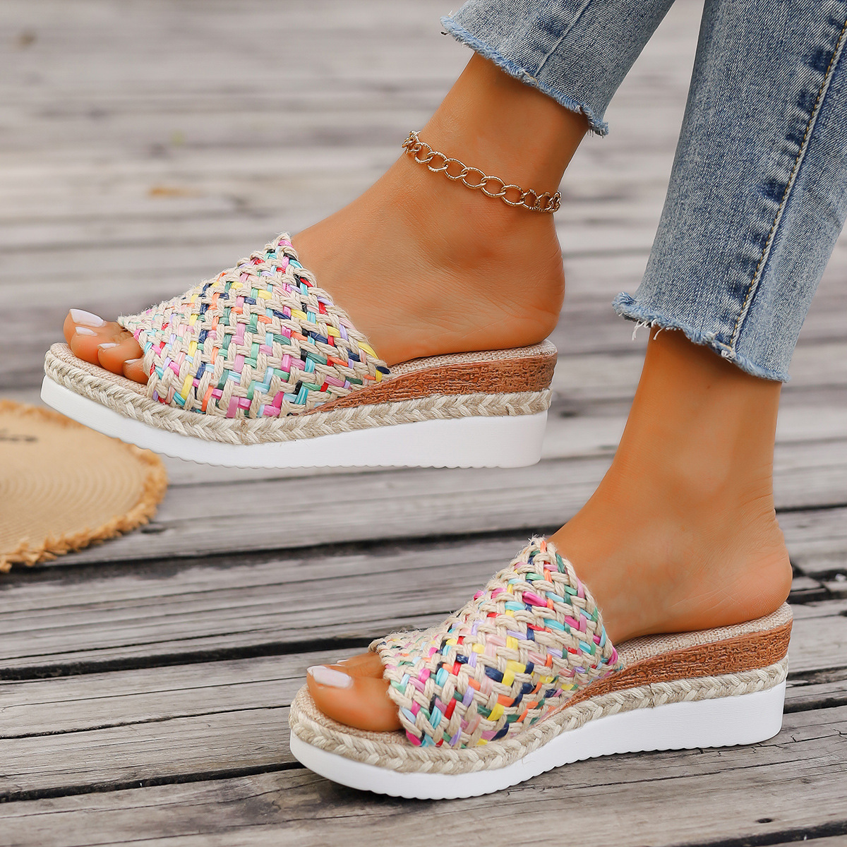 Damen Farbiges Wedge-Slipper-Design ⎜ Bequeme Rutschsichere Sandalen mit Hanfseil-Optik und dickem Absatz