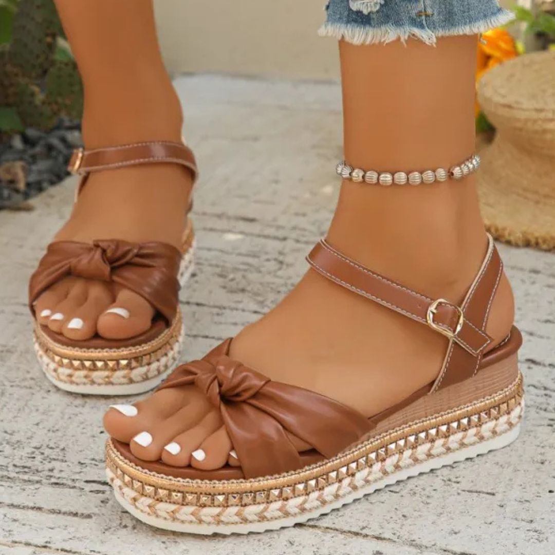 Plateausandalen für Damen ⎜ Sommerliche Schuhe mit Knoten-Design und dekorativer Bastsohle in Komfortweite