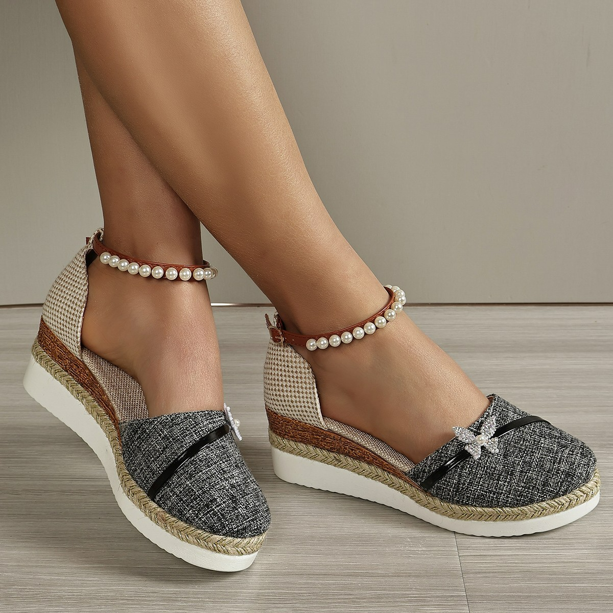 Keilabsatz Sandalen für Damen ⎜ Bequeme Sommerschuhe mit Perlenriemen und geflochtener Sohle