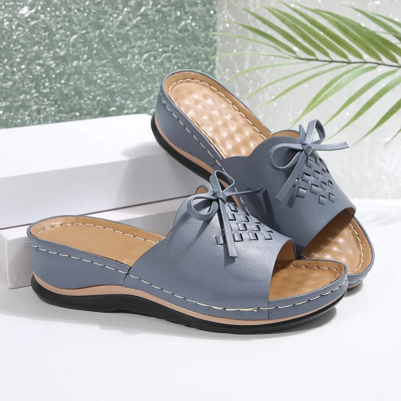 Pantoletten für Damen ⎜ Bequeme Sommerschuhe mit Schleife, rutschfester Sohle und gepolstertem Fußbett