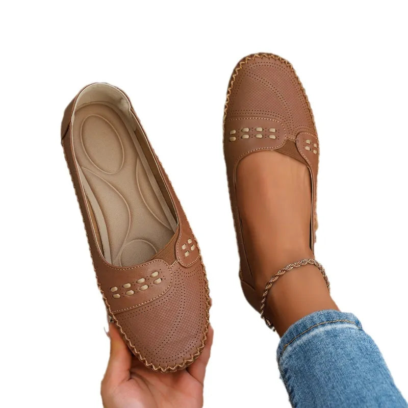 Loafers für Damen ⎜ Bequeme Flache Schuhe mit Perforiertem Design und Ziernähten