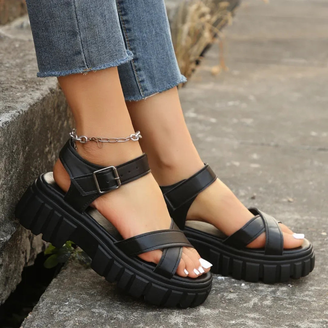 Plateausandalen für Damen ⎜ Trendige Sommerschuhe mit Dicker Profilsohle und Verstellbarem Riemen für Komfort