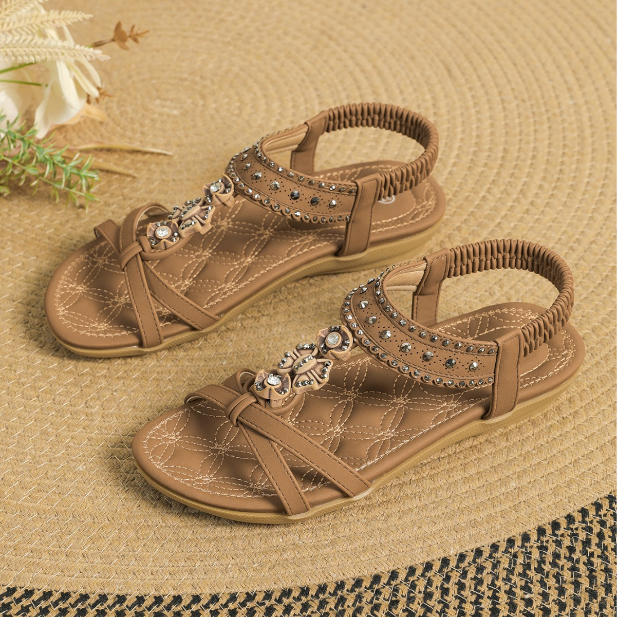 Flache Sandalen für Damen ⎜ Bequeme Sommerschuhe mit elastischem Riemen und funkelnden Ziersteinen
