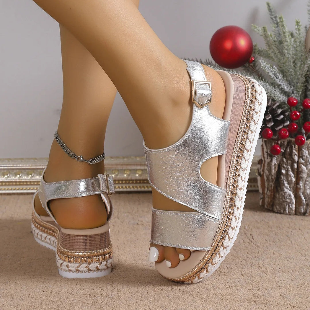 Keilsandalen für Damen ⎜ Bequeme Sommerschuhe mit Elastikband und Rutschfester Sohle In Metallic-Optik