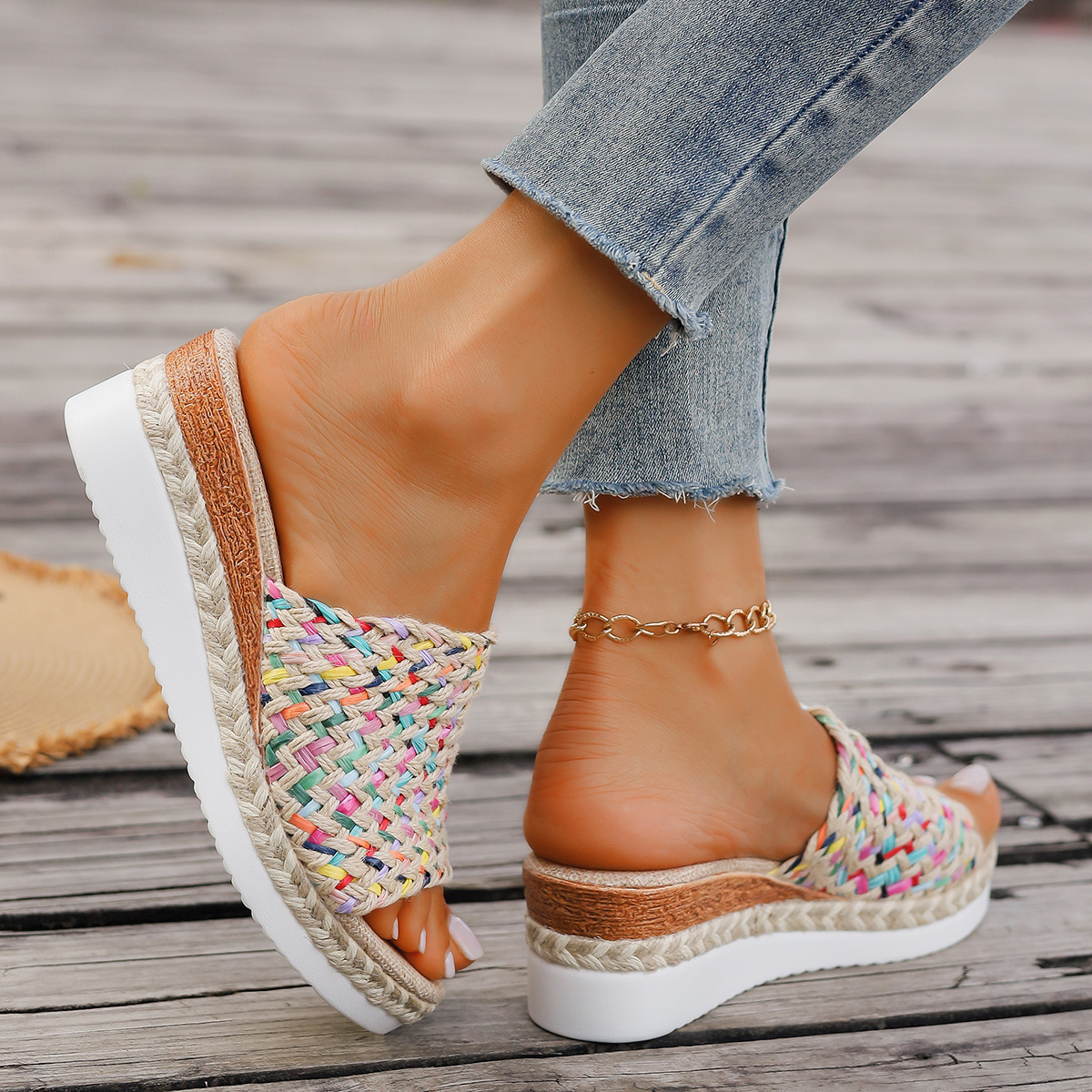 Damen Farbiges Wedge-Slipper-Design ⎜ Bequeme Rutschsichere Sandalen mit Hanfseil-Optik und dickem Absatz