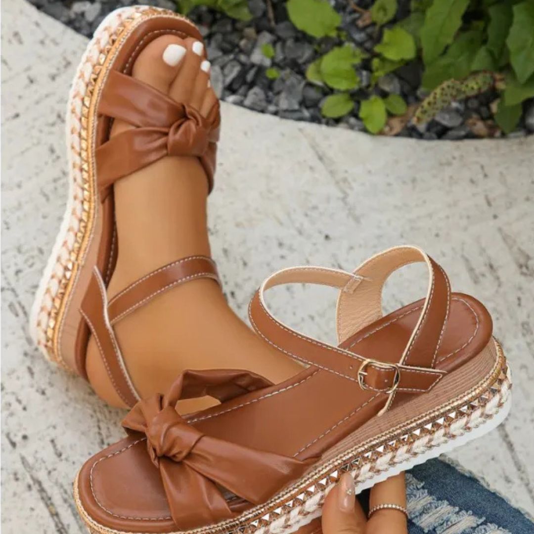 Plateausandalen für Damen ⎜ Sommerliche Schuhe mit Knoten-Design und dekorativer Bastsohle in Komfortweite