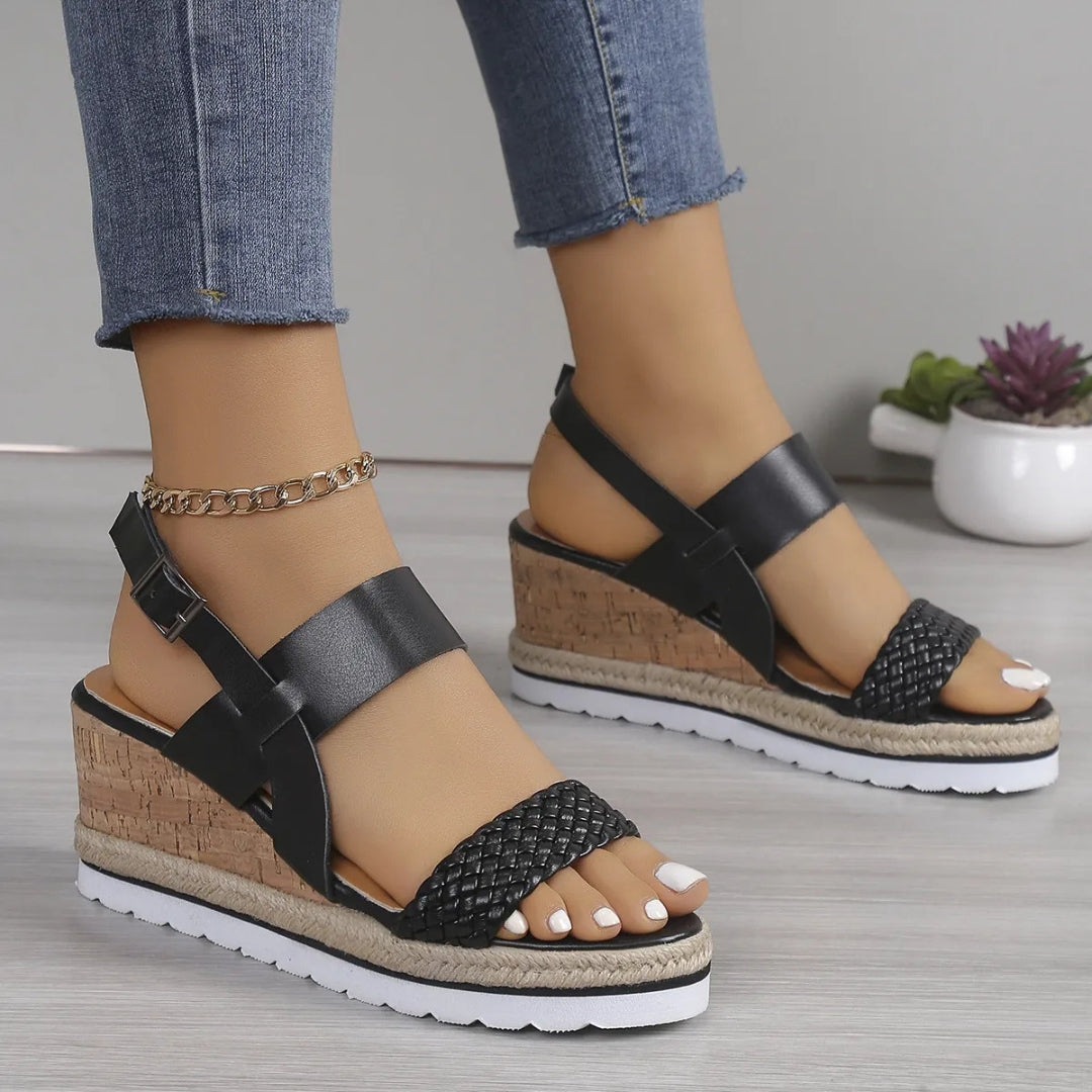 Keilsandalen für Damen ⎜ Offene Sommerschuhe mit Knöchelriemen und Geflochtener Sohle In Komfortweite