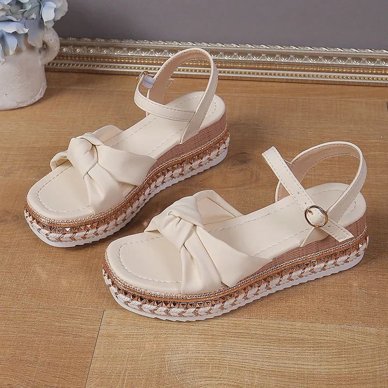 Damen Plateau-Sandalen ⎜ Bequeme Sommerschuhe mit Schleife und Verstellbarem Riemen für Alltag & Urlaub