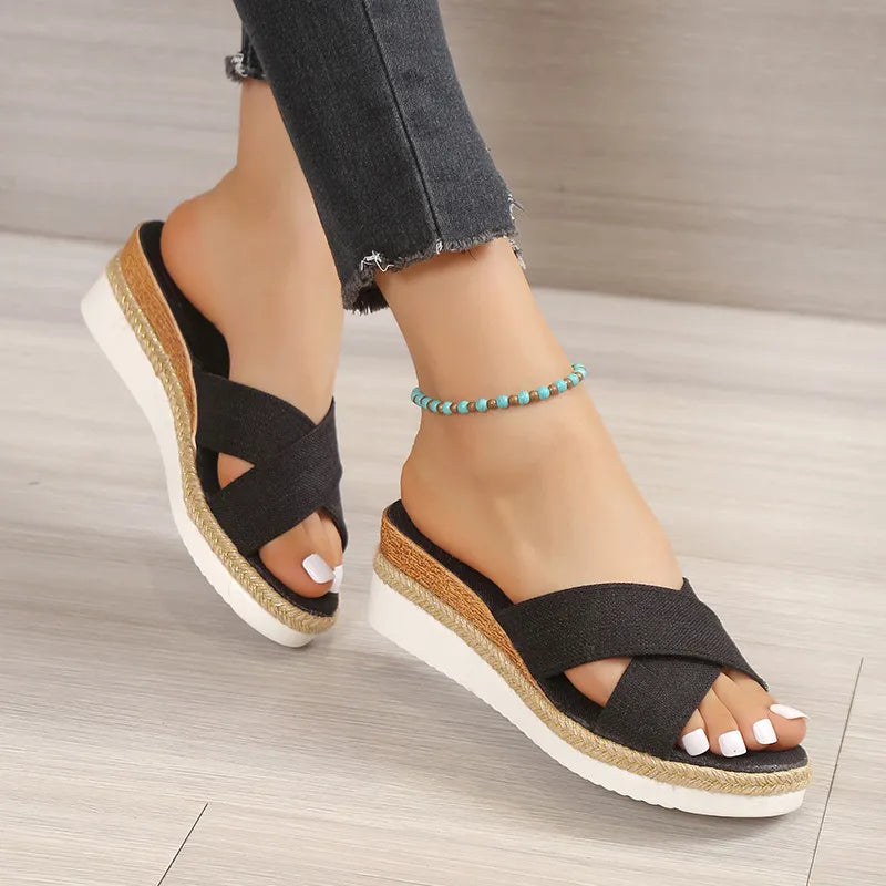 Damen Keilabsatz Slipper ⎜ Bequeme Sommerschuhe mit Kreuzriemen und Offenem Design für Alltag & Freizeit