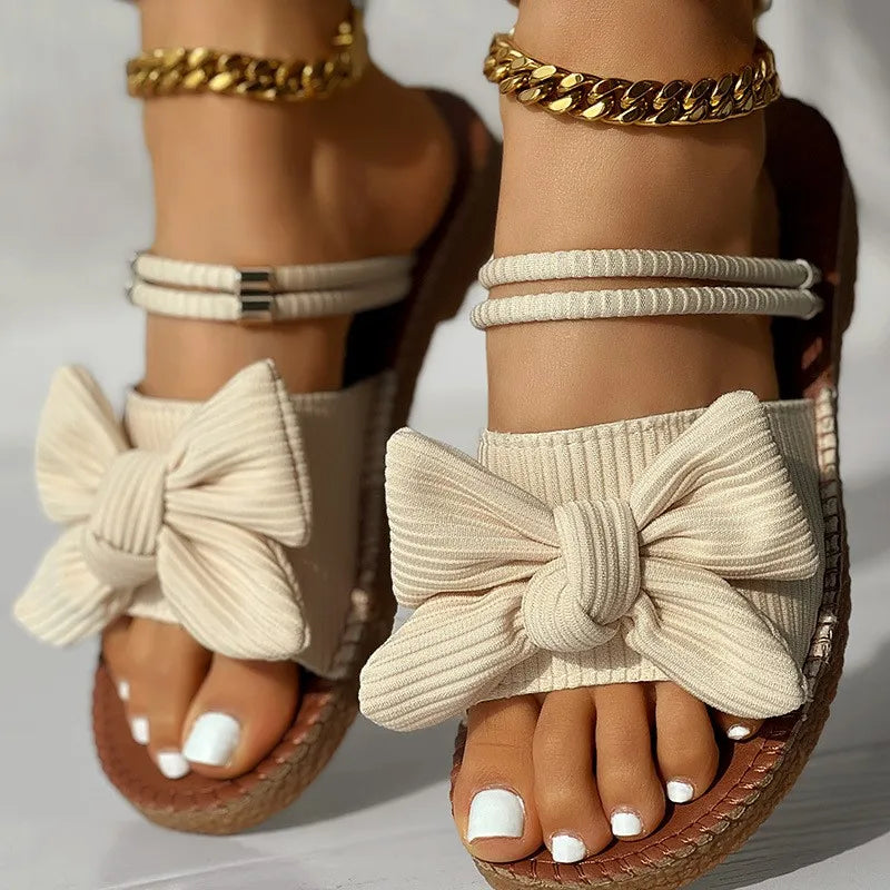 Damen Sandalen mit Schleifendetail ⎜ Bequeme Sommerschuhe mit elastischem Riemen und modischem Design