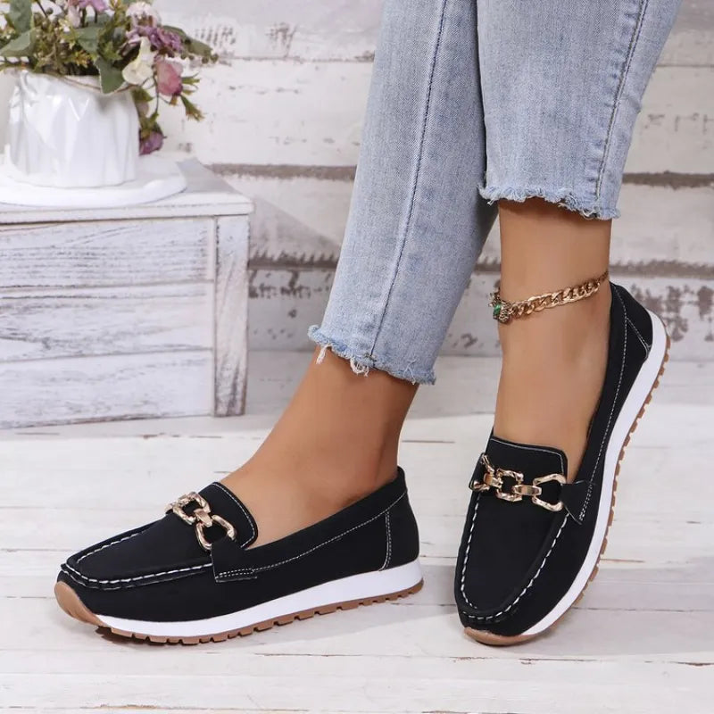 Plattform-Slipper für Damen ⎜ Bequeme Slip-On Schuhe mit Modischer Kettenapplikation für Alltag und Stil