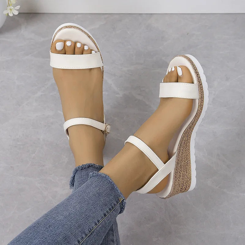 Damen Keilsandaletten mit Schnalle ⎜ Bequeme Sommerschuhe mit leichter Sohle und Absatz für mehr Komfort