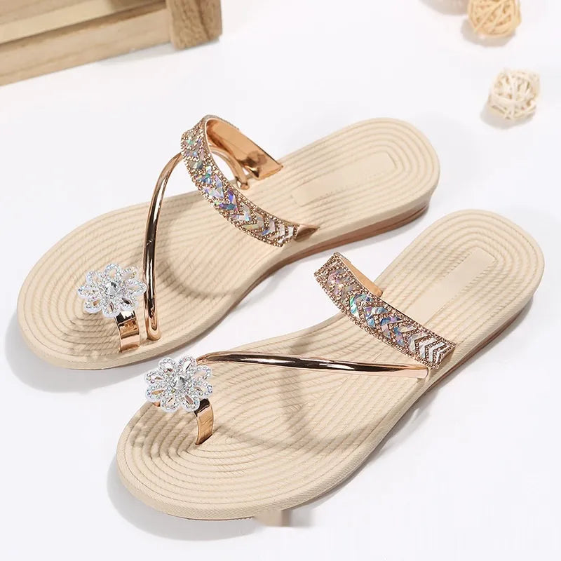 Damen Flache Zehensandalen ⎜ Elegante Sommerschuhe mit Strassherz und Glitzerriemen für Strand & Freizeit