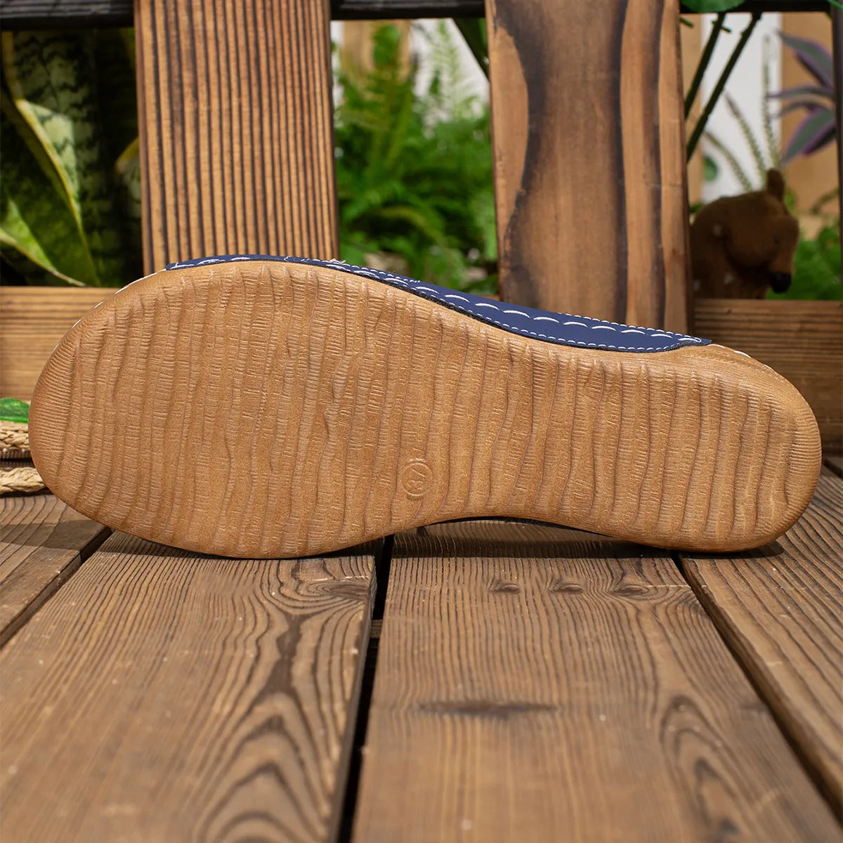 Pantoletten für Damen ⎜ Bequeme Sommerschuhe mit Kreuzriemen, Schnallen und leichter Plateausohle