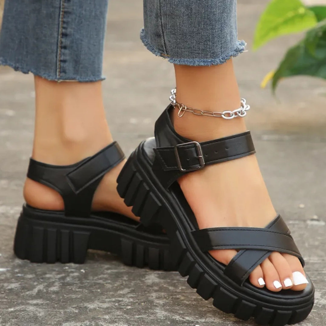 Plateausandalen für Damen ⎜ Trendige Sommerschuhe mit Dicker Profilsohle und Verstellbarem Riemen für Komfort
