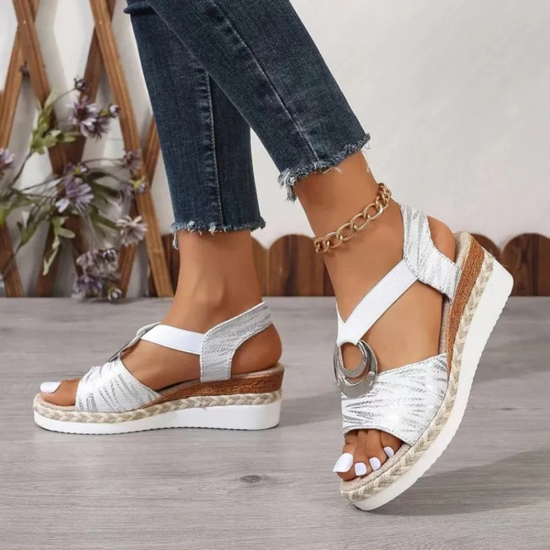 Keilsandalen für Damen ⎜ Offene Sommerschuhe mit Metallring Jutekante und Bequemer Plateausohle