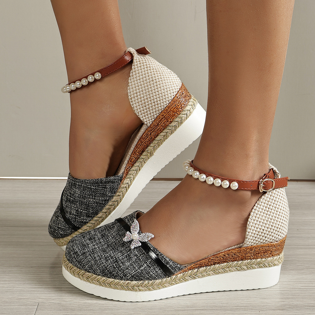 Keilabsatz Sandalen für Damen ⎜ Bequeme Sommerschuhe mit Perlenriemen und geflochtener Sohle