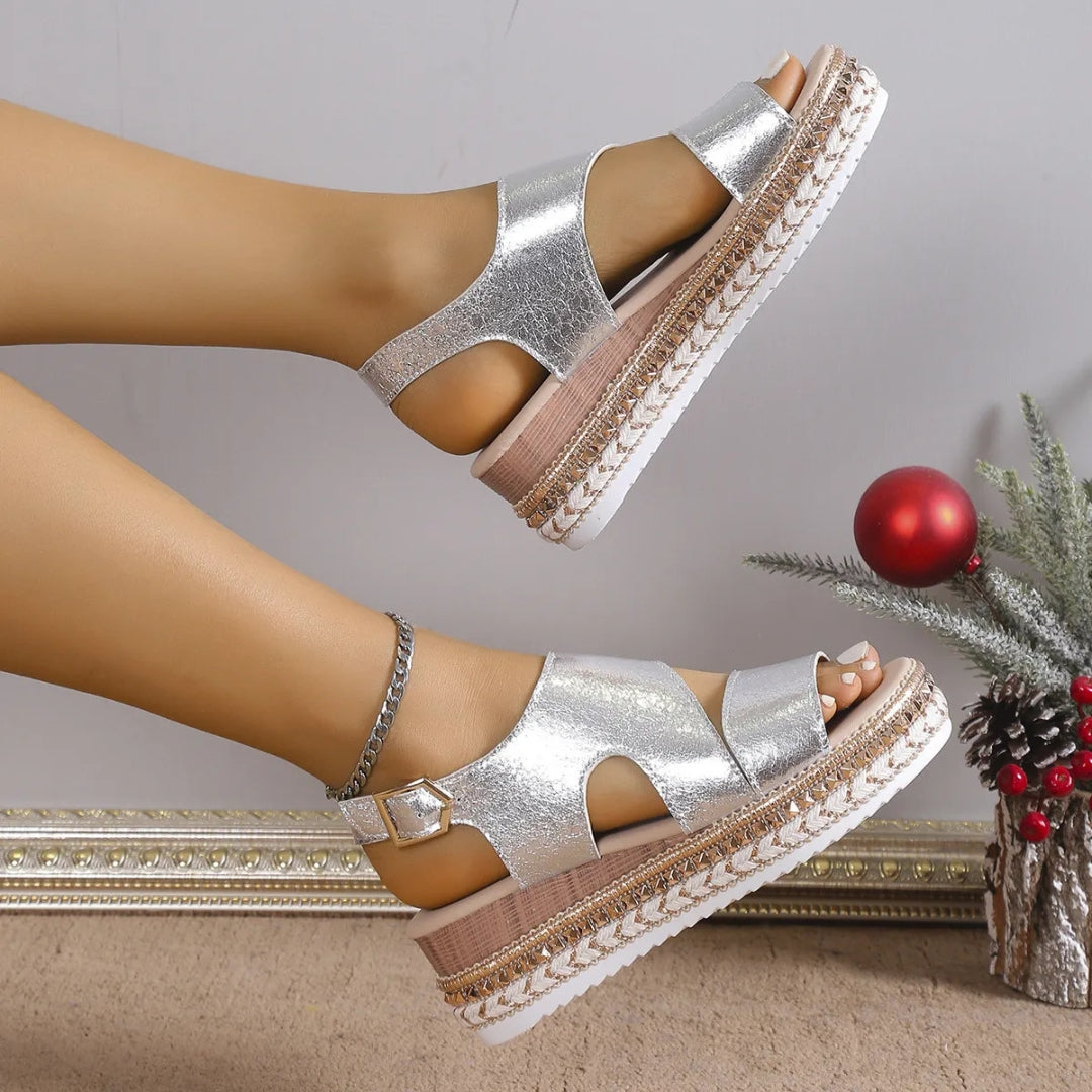 Keilsandalen für Damen ⎜ Bequeme Sommerschuhe mit Elastikband und Rutschfester Sohle In Metallic-Optik