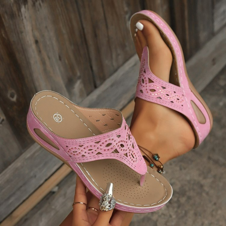 Damen Plateau Zehentrenner ⎜ Bequeme Sommer Flip-Flops mit Keilsohle und Strass für Strand und Freizeit