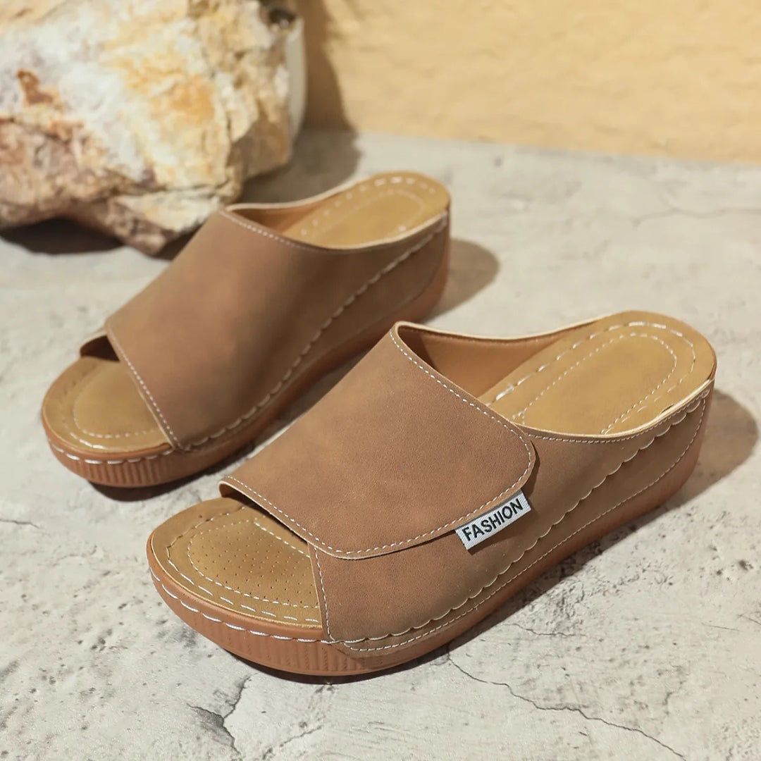Sommer Wedge-Slipper für Damen ⎜ Bequeme Mules mit dickem Absatz und schlichtem Design für den Alltag