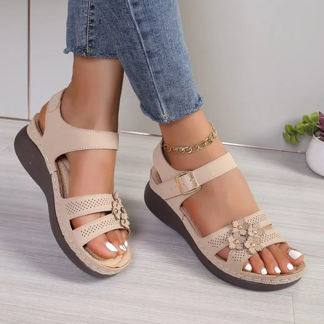Keilsandalen für Damen ⎜ Bequeme Sommerschuhe mit Blumenapplikation und Rutschfester Sohle für Alltag