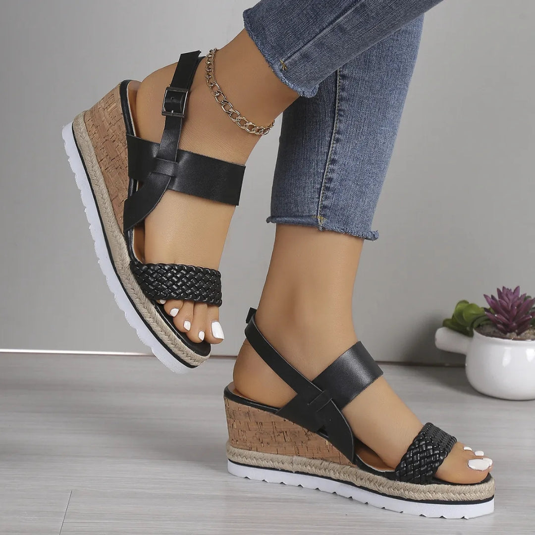 Keilsandalen für Damen ⎜ Offene Sommerschuhe mit Knöchelriemen und Geflochtener Sohle In Komfortweite