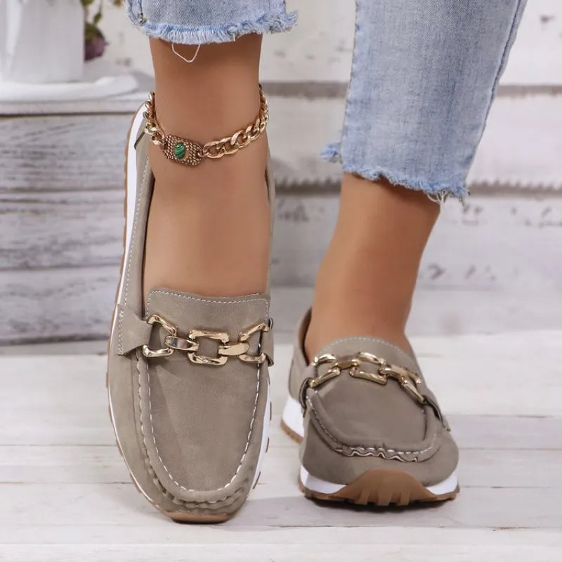 Plattform-Slipper für Damen ⎜ Bequeme Slip-On Schuhe mit Modischer Kettenapplikation für Alltag und Stil