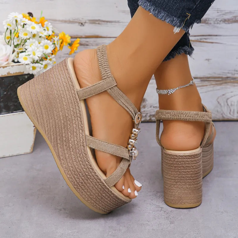 Handgefertigte Keilsandaletten für Damen ⎜ Bequeme Sommerschuhe mit Perlen und atmungsaktiver offener Spitze