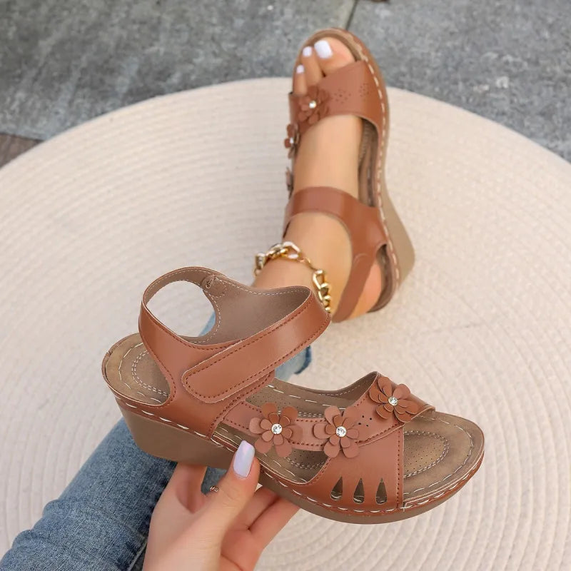 Damen Wedge Sandalen ⎜ Blumen-Design mit verstellbarem Riemen und flacher Sohle für Komfort