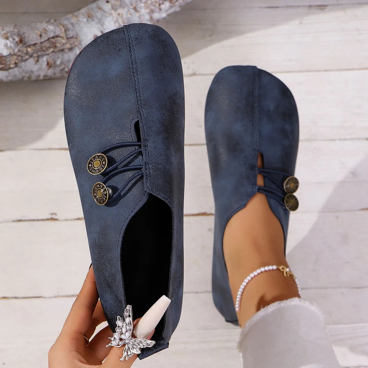 Slipper für Damen ⎜ Bequeme Flats mit Dekorativen Knöpfen und Klassischem Design
