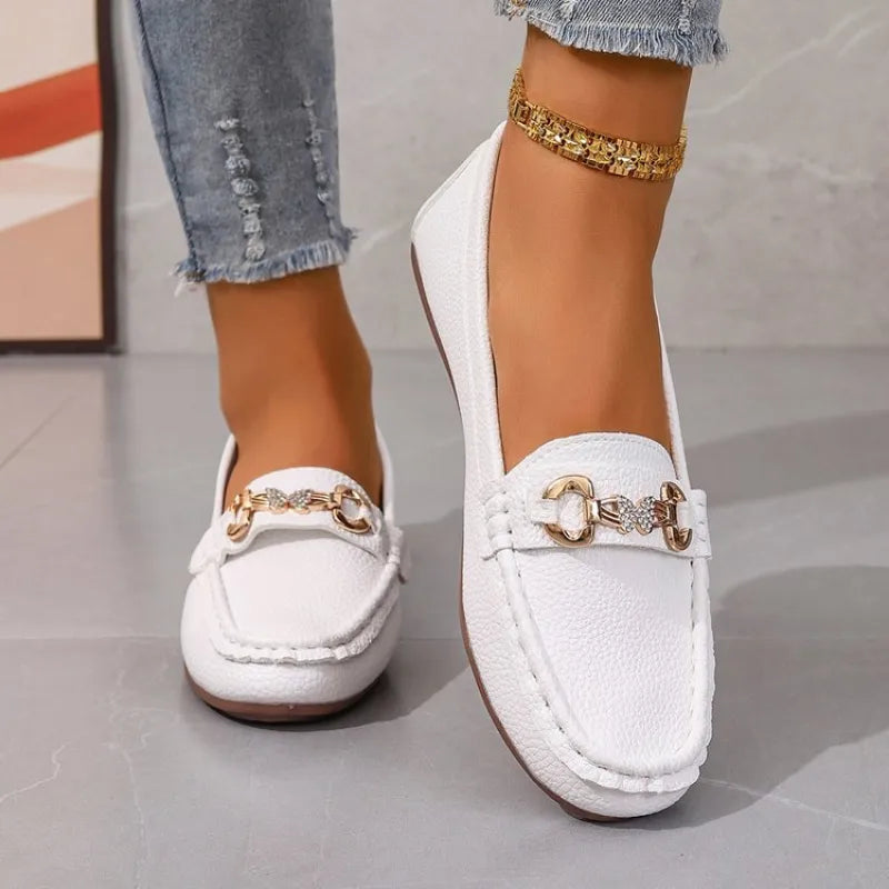 Mokassins für Damen ⎜ Bequeme Flats aus Leder mit Ketten-Detail und eleganter Slip-on Form