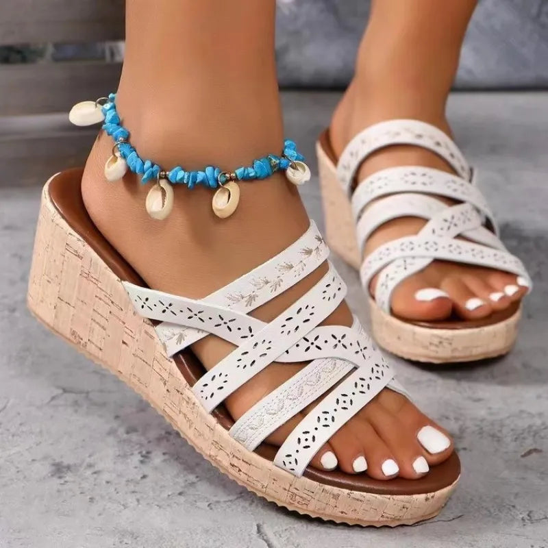 Keilabsatz Sandalen für Damen ⎜ Sommerliche Plateauschuhe mit Stickerei und bequemer Riemchenführung