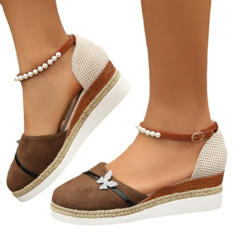 Keilabsatz Sandalen für Damen ⎜ Bequeme Sommerschuhe mit Perlenriemen und geflochtener Sohle