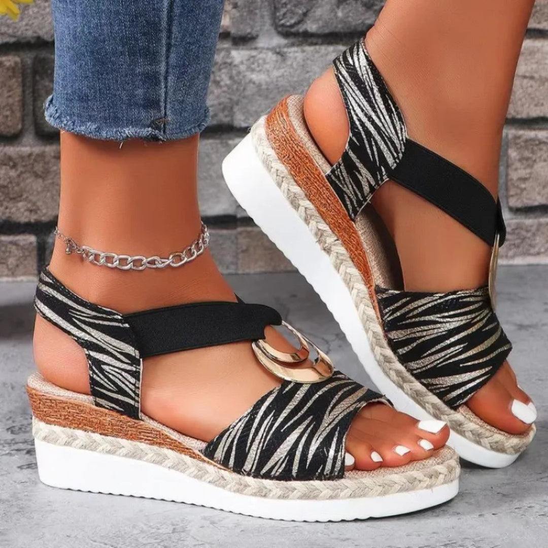 Keilsandalen für Damen ⎜ Offene Sommerschuhe mit Metallring Jutekante und Bequemer Plateausohle