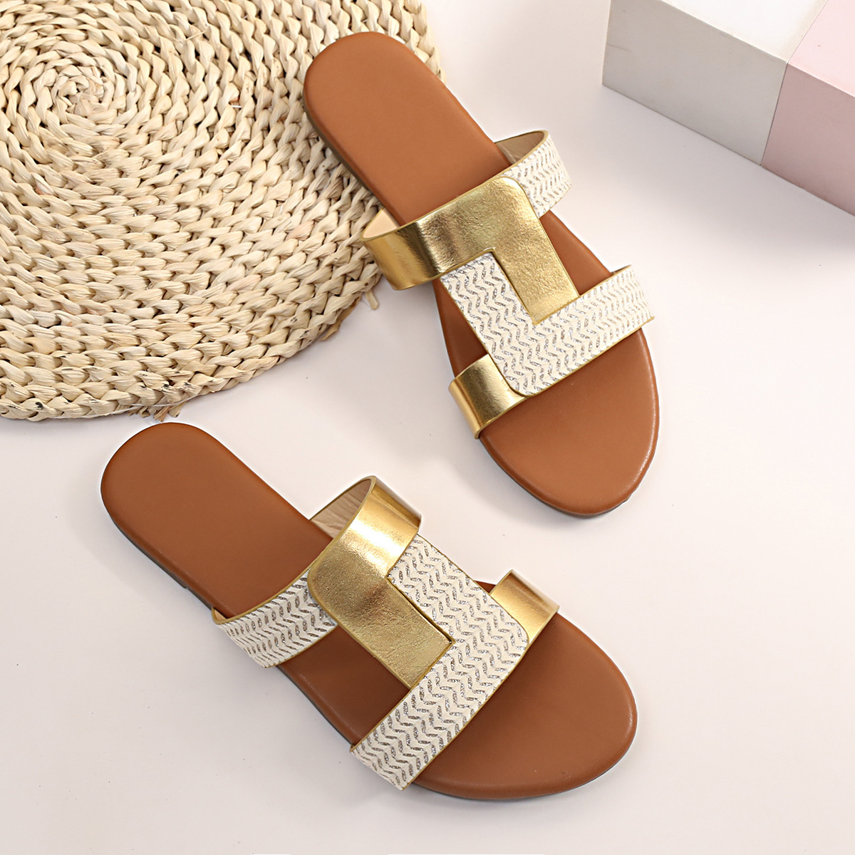 Zehentrenner-Sandalen für Damen ⎜ Elegante Sommerschuhe in Gold mit flacher Sohle und filigranem Kettendetail