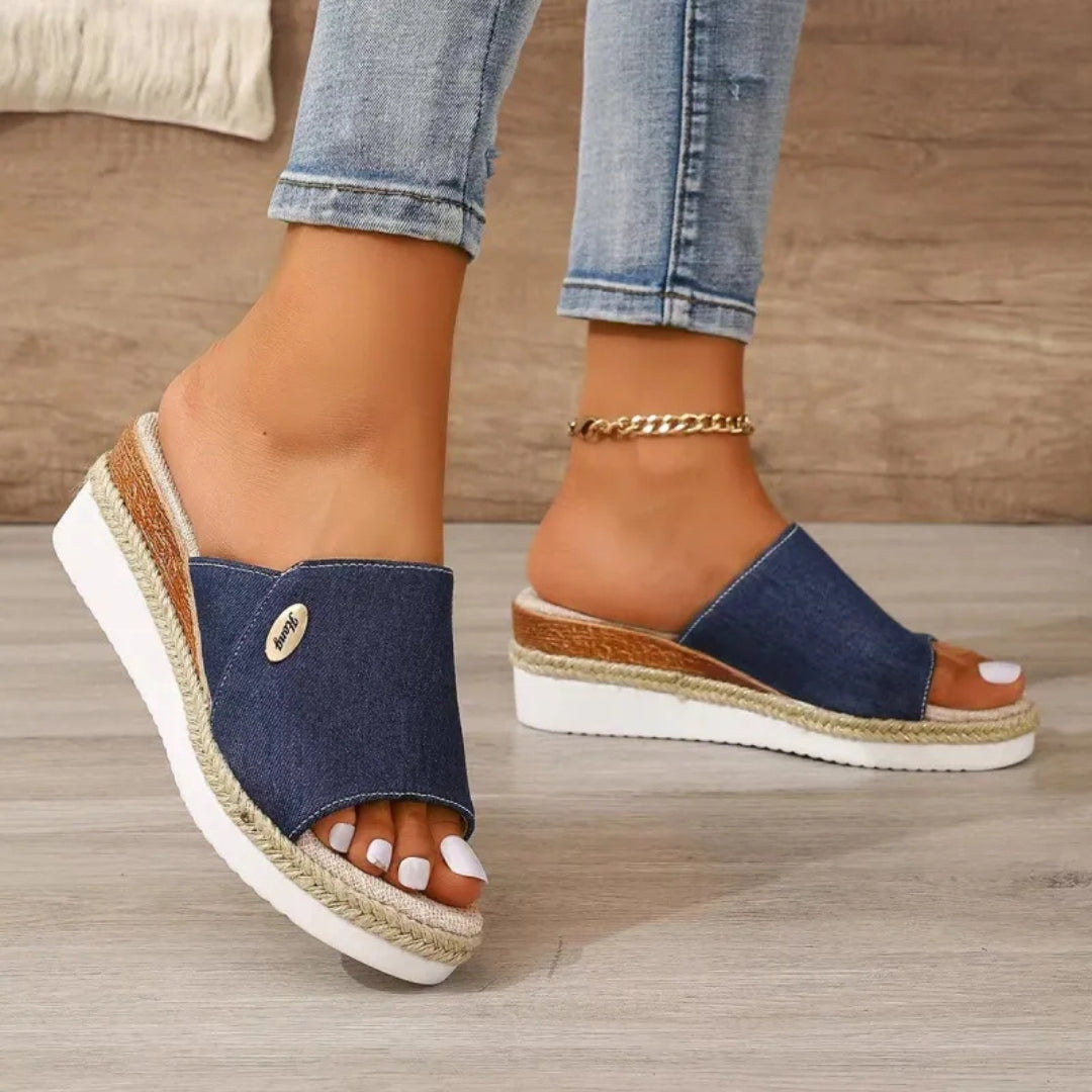 Plateau-Pantoletten für Damen ⎜ Bequeme Sommerschuhe Aus Jeansstoff mit Jutekante und Offener Zehenpartie