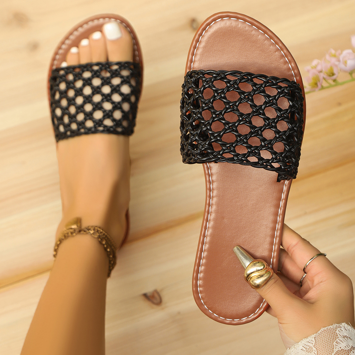 Damen Mesh Slippers mit Quadratzehen-Design ⎜ Bequeme Hausschuhe mit trendigem Gewebe-Muster