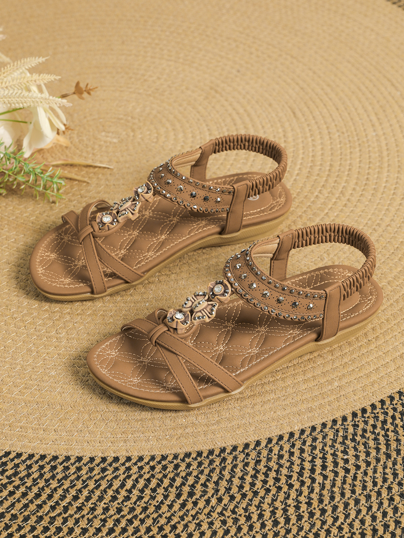 Flache Sandalen für Damen ⎜ Bequeme Sommerschuhe mit elastischem Riemen und funkelnden Ziersteinen
