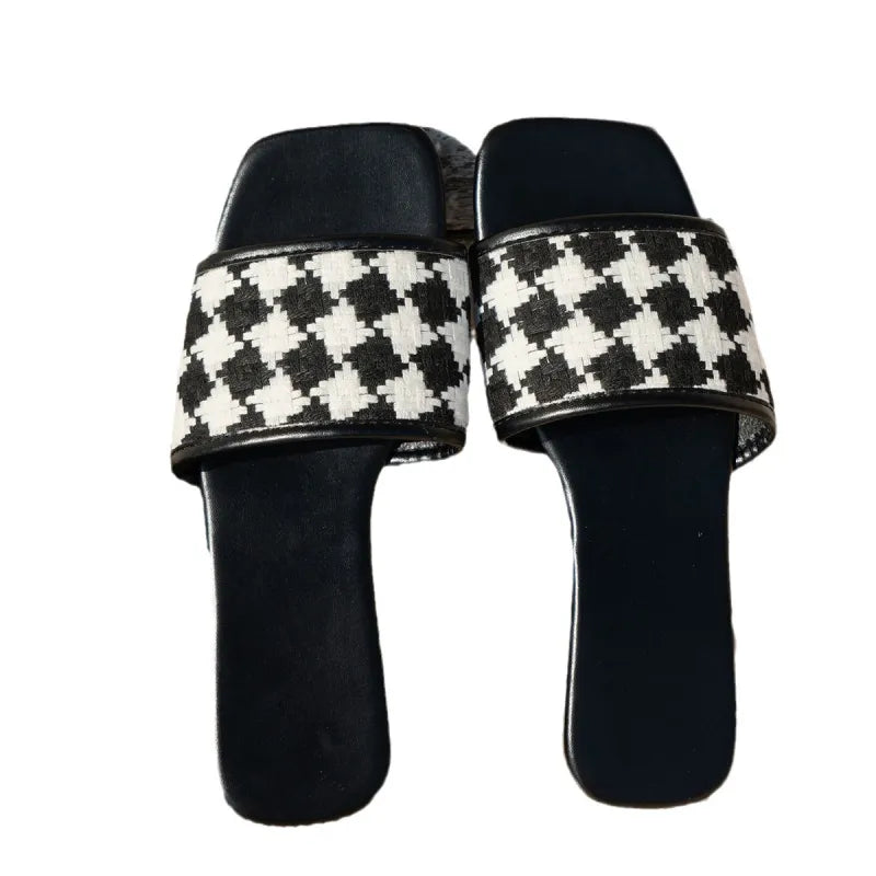 Damen Flache Slides Sandalen ⎜ Bequeme Sommerschuhe mit Kariertem Muster für Strand & Freizeit